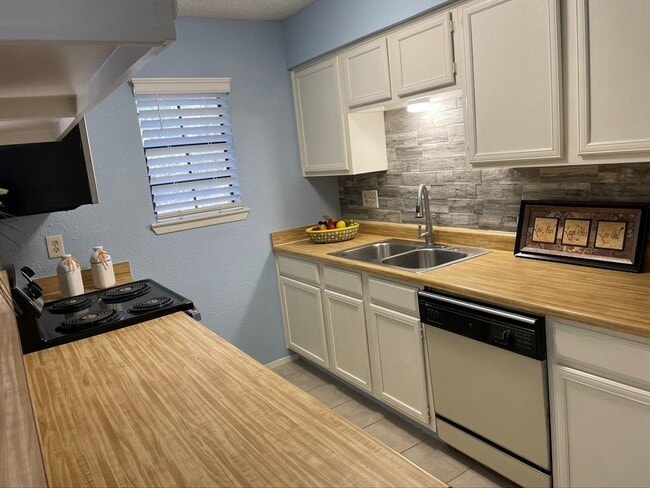 Foto del edificio - 4159 Steck Ave