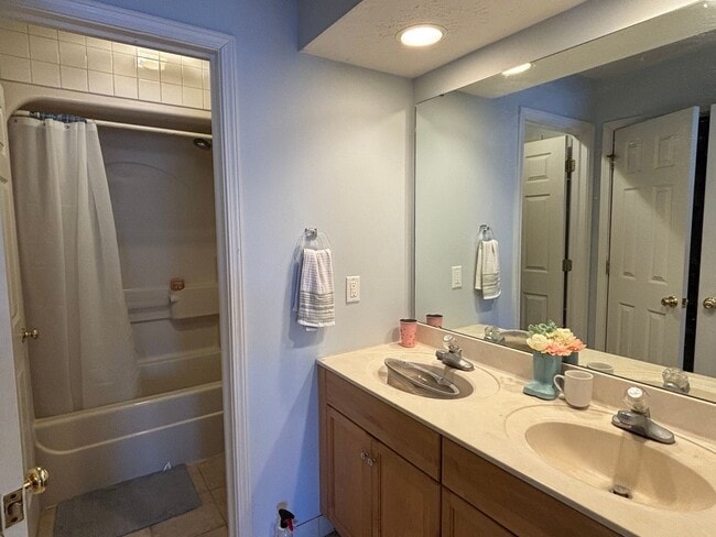 Building Photo - 214 E Pine Ave