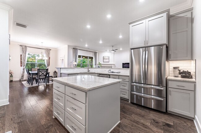 Foto del edificio - "Contemporary Elegance: Spacious 4 Bed, 3 Bath Modern Rental Home"