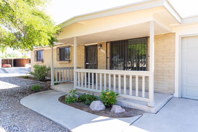 Front porch. - 4860 N 15th Pl