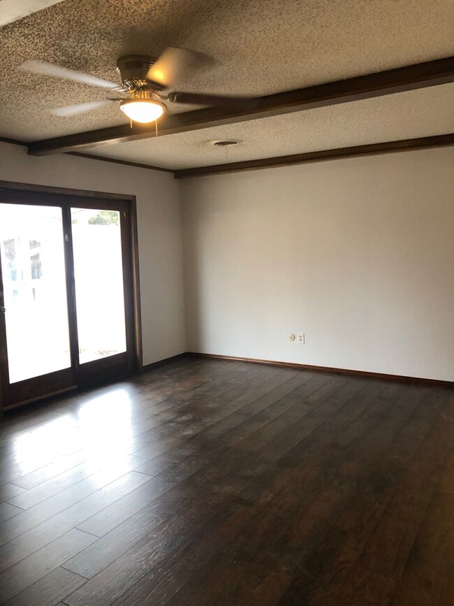 Building Photo - Located in Glendale!!! 3/2/2 Amarillo High...