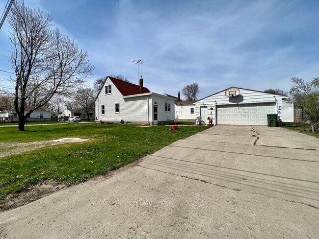Large Driveway - 902 Adrian St