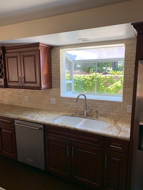 Foto del edificio - 3829 Mayfield Ave