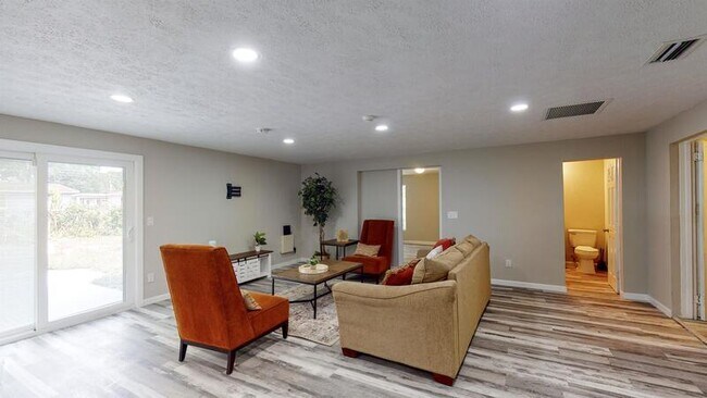 Foto del edificio - 8216 Fir Dr