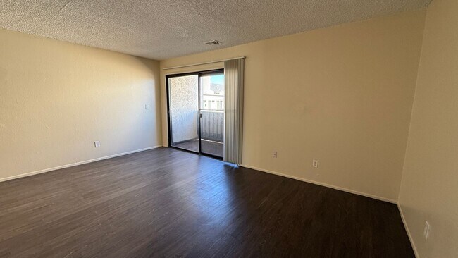 Foto del edificio - Completely Updated 2 Bedroom 2 Bathroom Condo in High Hollows Available NOW!