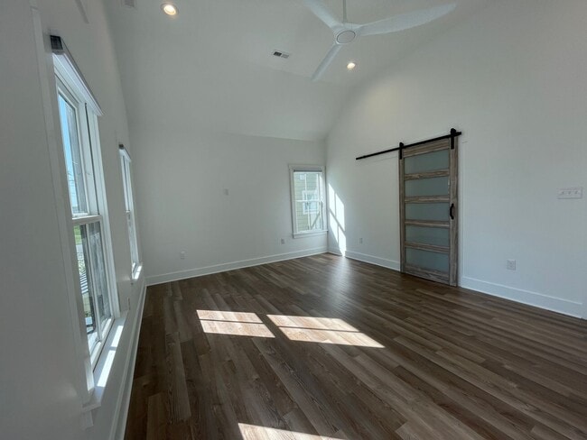 Building Photo - 510 W 19th St