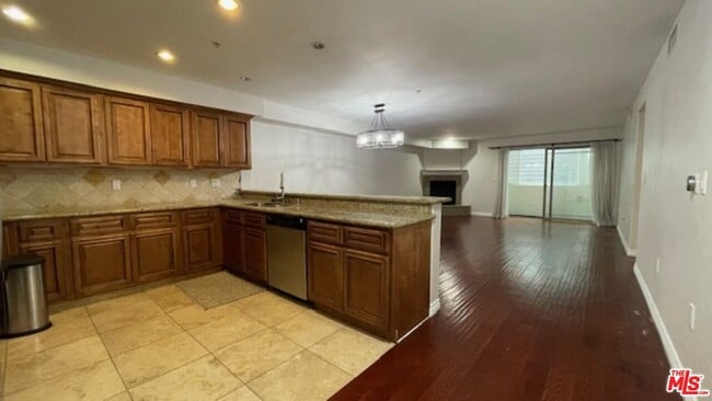 Foto del edificio - 4733 Elmwood Ave