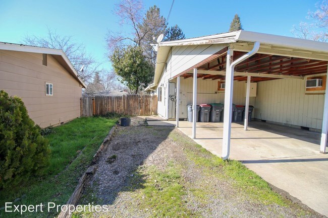 Foto del edificio - 3 br, 1 bath House - 1749 Crater Lake Ave