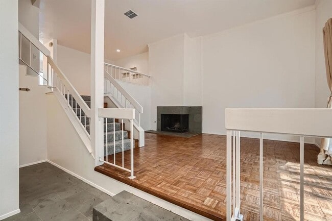 Building Photo - 3253 Caminito Eastbluff