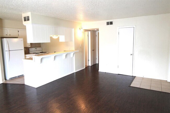 Foto del edificio - 1331 Glen Oaks Dr