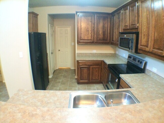 Building Photo - Stunning 3 Bed 2.5 Bath Townhome w Lawn Se...