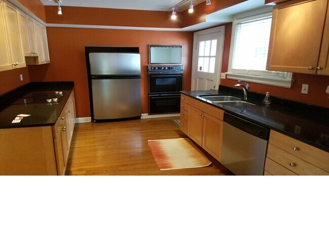 Foto del edificio - Charming Corner Lot Home Near U of I