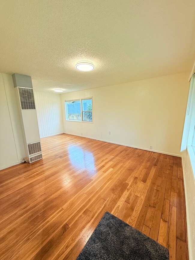 Building Photo - Duplex unit close to Olympic College.