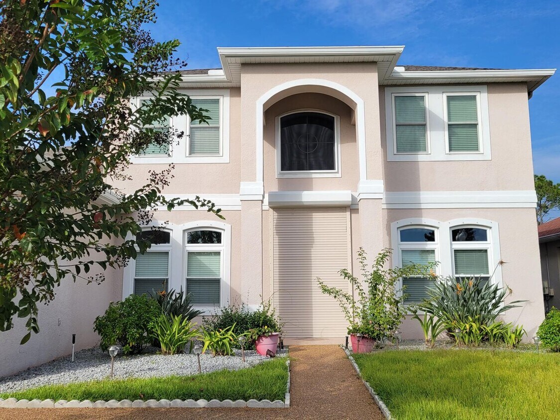 Foto principal - Exceptional 5 Bed/3 Bath Pool Home with Wh...