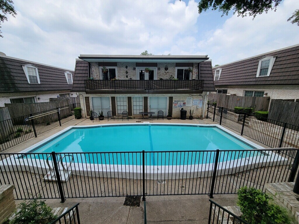 Foto principal - 8038 Broadway St