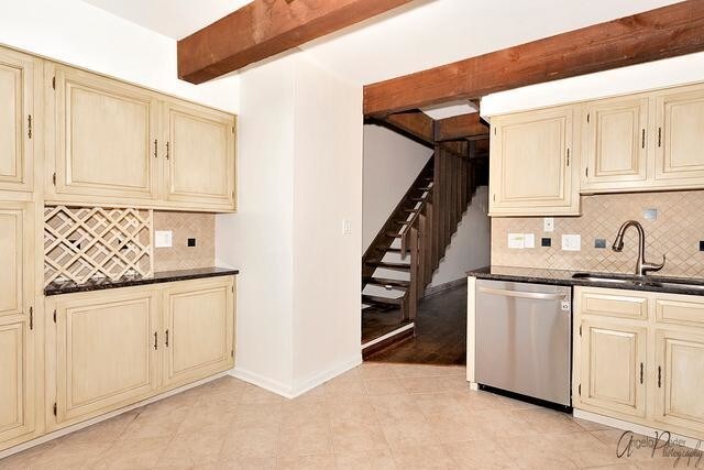 Foto del edificio - 6660 Wood River Dr