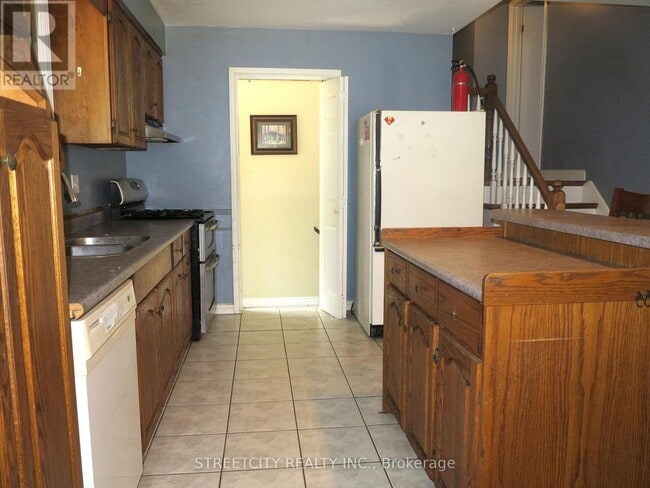 Building Photo - 383 Castlegrove Close