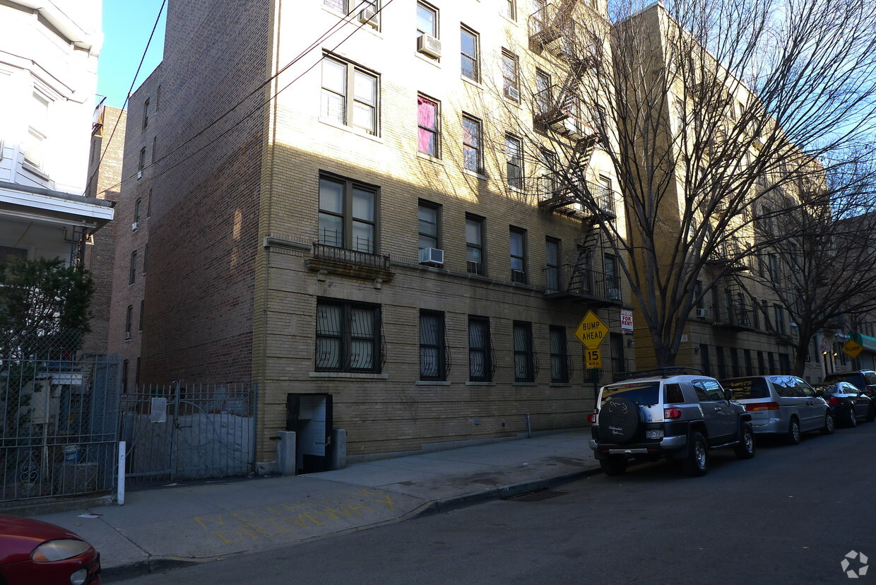 Foto del edificio - 2695  Briggs Avenue