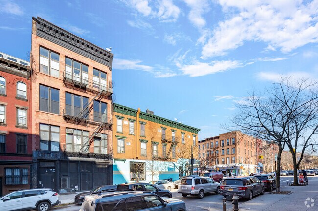 Building Photo - 725 Union St