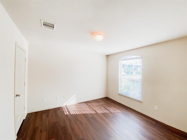 Building Photo - 21687 Horseshoe Dr