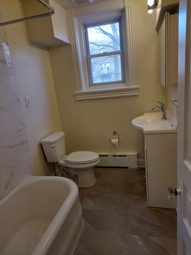 Bath with tub/shower - 426 Old Lancaster Rd