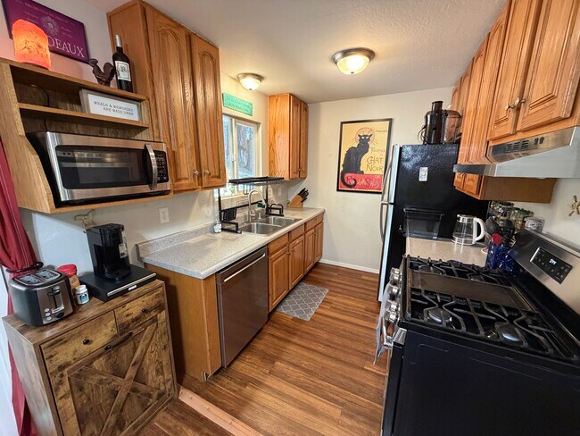 Building Photo - 20404 Deerhaven Dr