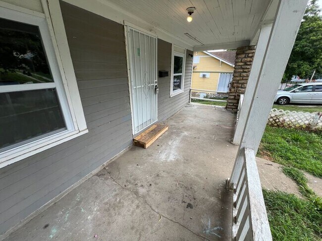 Foto del edificio - 6733 Askew Ave