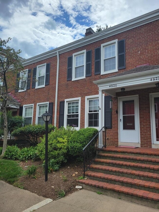 Charming Townhouse in Fairlington Village, Three Level, Two Bedroom, Two Bathroom - Charming Townhouse in Fairlington Village, Three Level, Two Bedroom, Two Bathroom