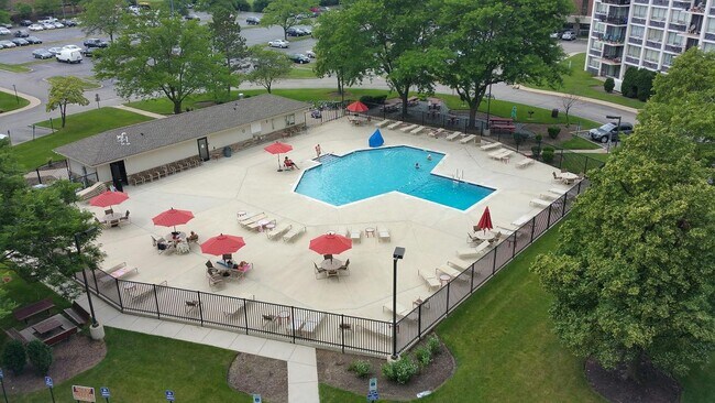 Foto del edificio - 8801 W Golf Rd