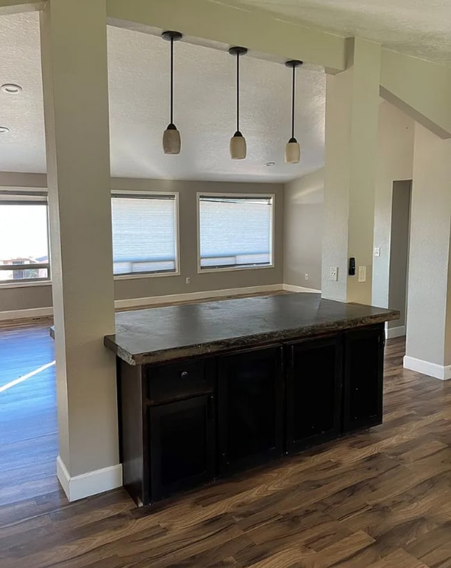 Building Photo - 4 Bedroom, 3 Bathroom Home - Located in Mo...