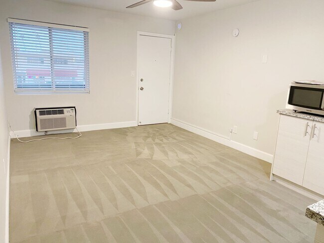 Foto del edificio - UPSTAIRS STUDIO IN THE HEART OF LA JOLLA! ...