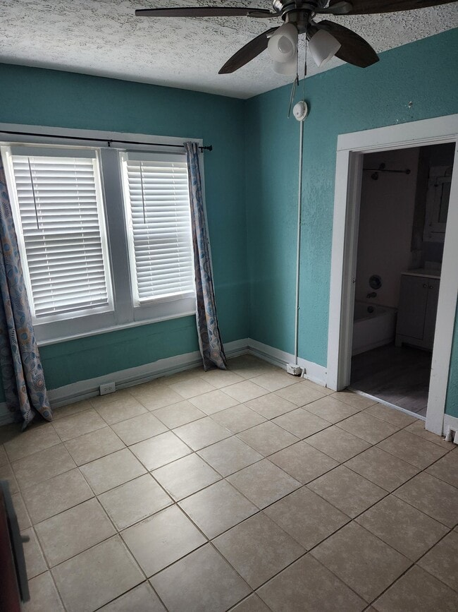 Building Photo - 552 Tanglewood St