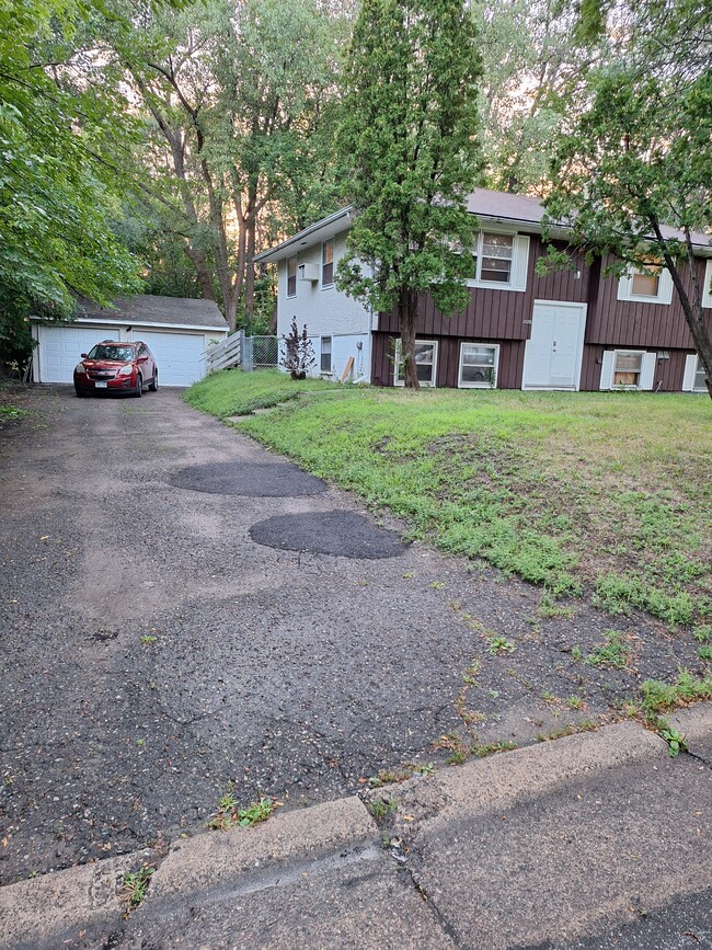 Driveway/Garage - 1575 Arkwright St