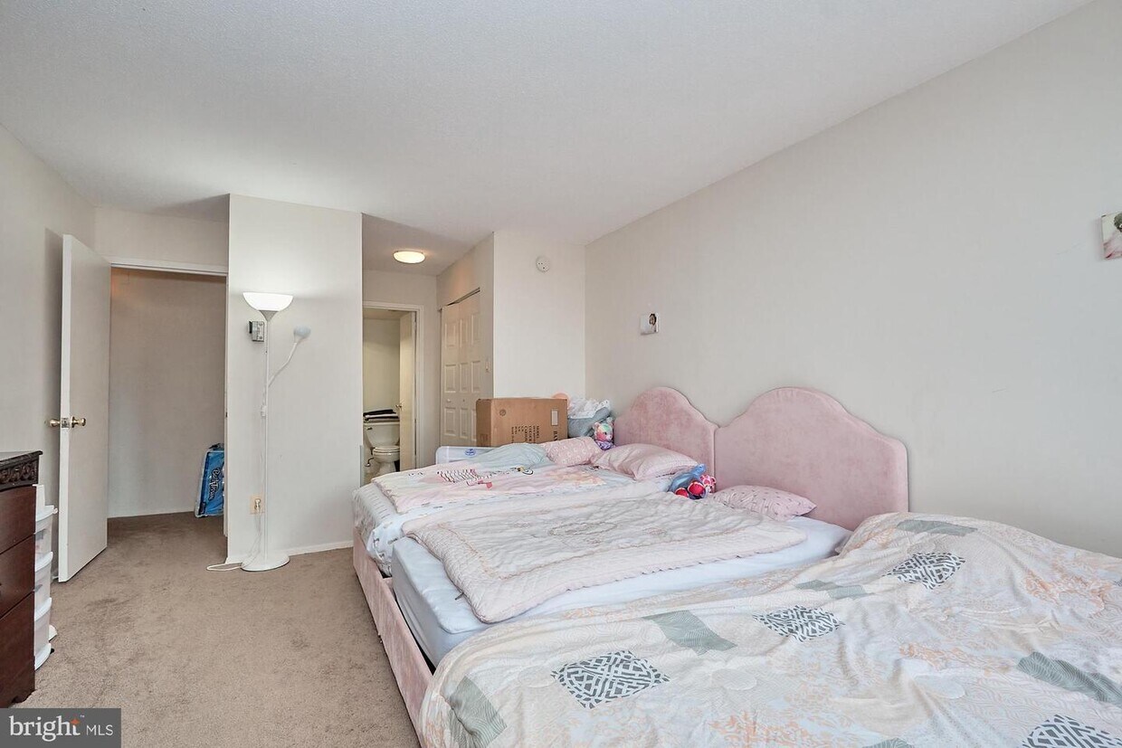 Foto principal - 6100 Westchester Park Dr