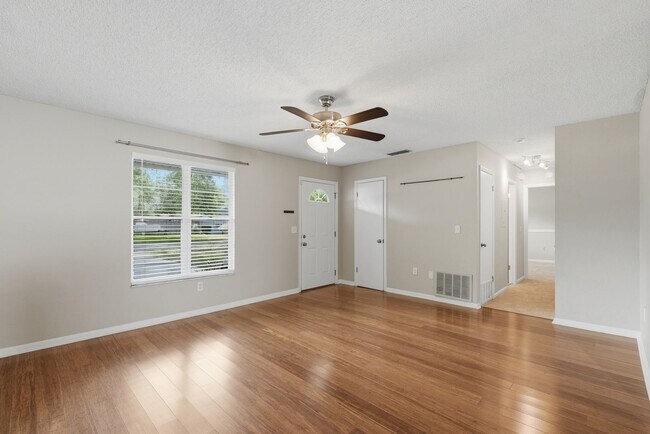 Foto del edificio - Quiet neighborhood, Centrally located, 3 bedroom 2 bath home in NW