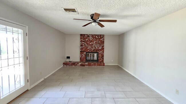 Building Photo - Irene Gem - 3bd & 2bth - SEWER & NATURAL GAS HOME!