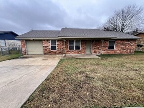 Building Photo - 2110 Lago Trail