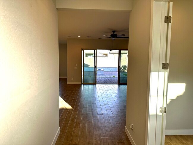 Building Photo - Stunning nearly brand new luxury smart hom...
