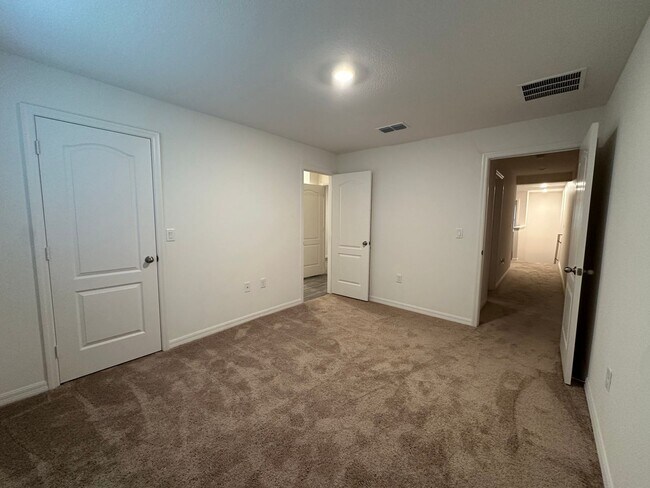 Foto del edificio - 3BR Townhome in Tavares with Open Floor Plan & Community Playground