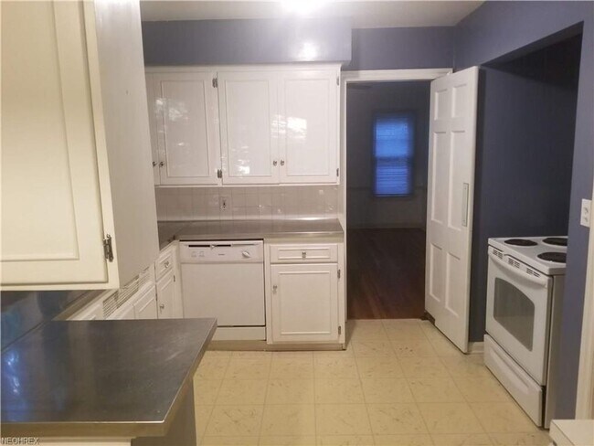 Building Photo - 4 Bed 3.5 Bath in Cleveland Heights - You Don't Want To Miss This!