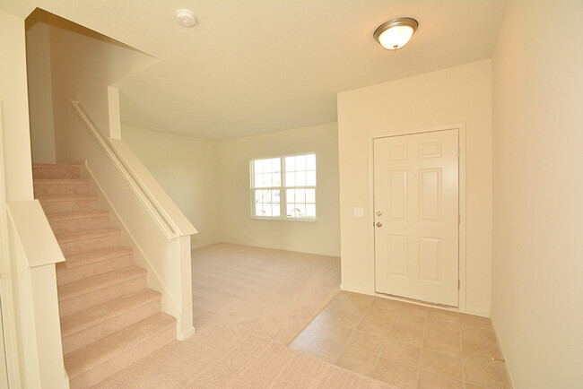 Building Photo - 4 bed 2.5 bath in Plainfield!
