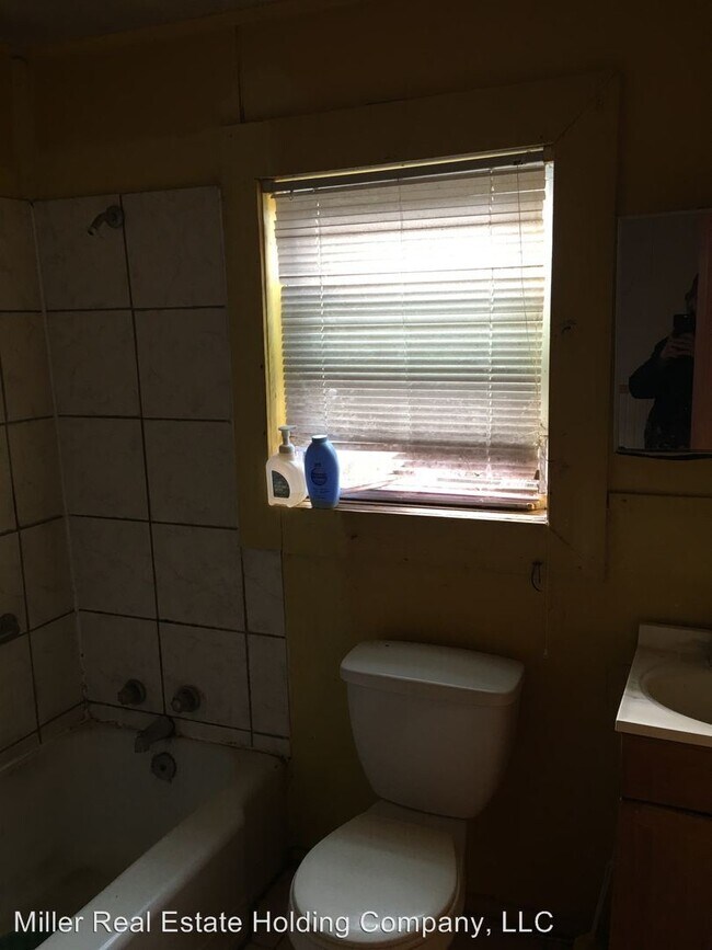 Building Photo - 2 br, 1 bath Apartment - 643 East Anderson St