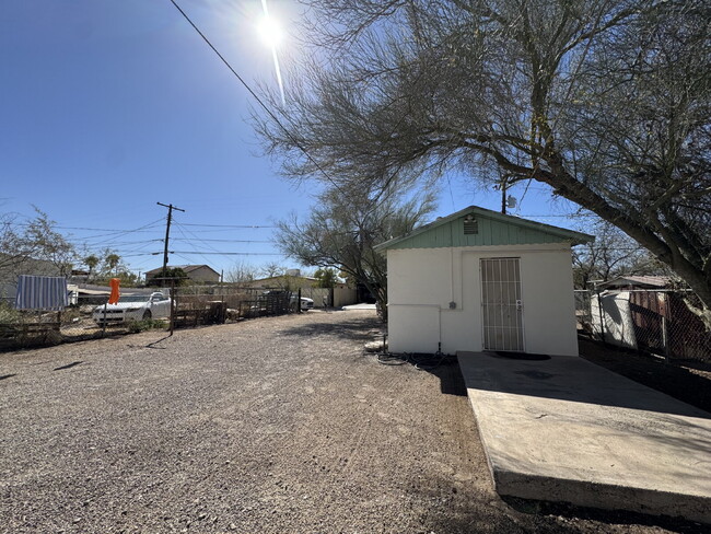 Foto del edificio - 1 bed 1 bath Casita in south Central Tucson