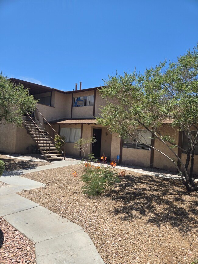 Building Photo - 2701 Kline Cir