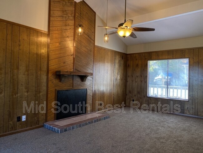 Foto del edificio - 1101 N Oaks Ln