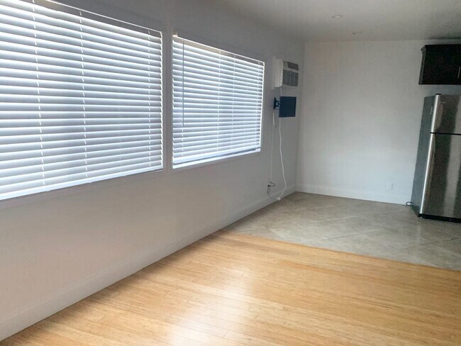 Building Photo - 913 Pico Blvd