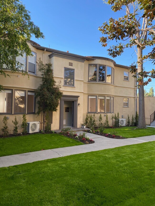 Building Photo - 3318 Rowena Avenue, Unit Unit 2