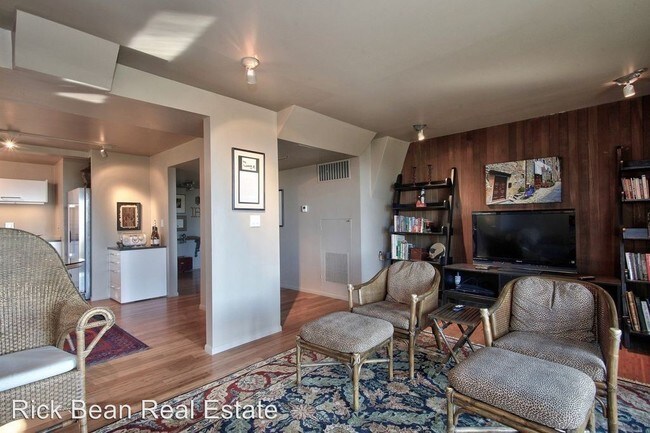 Building Photo - 2 br, 1 bath House - 820 NW Saint Helens Ave