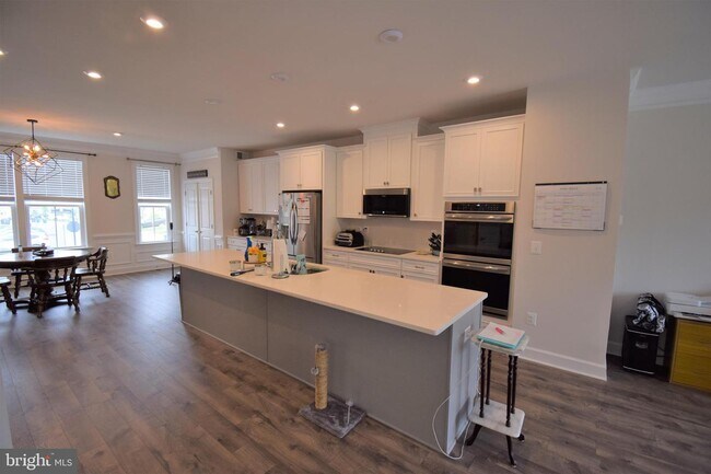 Building Photo - 8745 Elsing Green Dr