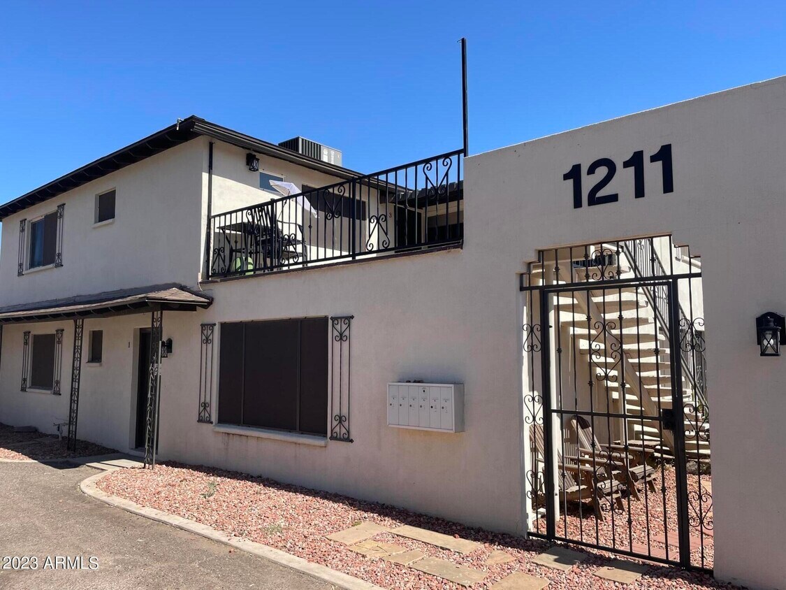 Primary Photo - 1211 E University Dr